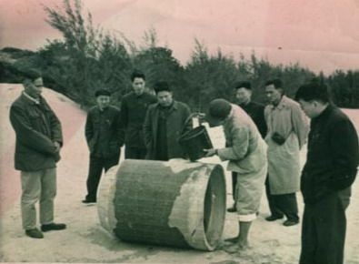 谷文昌（左一）與工程技術(shù)人員解決地下水供給（資料照片）。谷文昌帶領(lǐng)群眾修建了22座水庫(kù)和705處永久性水利工程，緩解了東山縣水資源極度缺乏的難題。
