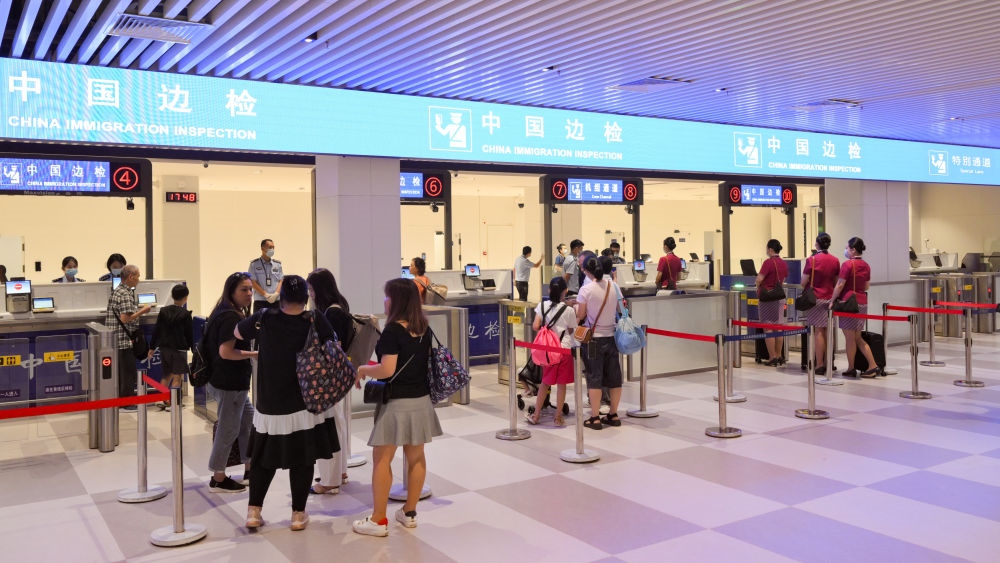 2023年7月26日，旅客在三亞鳳凰國(guó)際機(jī)場(chǎng)國(guó)際航站樓有序通關(guān)。三亞鳳凰國(guó)際機(jī)場(chǎng)國(guó)際航站樓改擴(kuò)建項(xiàng)目主體工程已于2023年7月1日完工并投入使用，該項(xiàng)目是海南自貿(mào)港首個(gè)主體工程完工并投入使用的封關(guān)運(yùn)作項(xiàng)目?！逗Ｄ献杂少Q(mào)易港建設(shè)總體方案》明確，海南將在2025年前適時(shí)啟動(dòng)全島封關(guān)運(yùn)作。