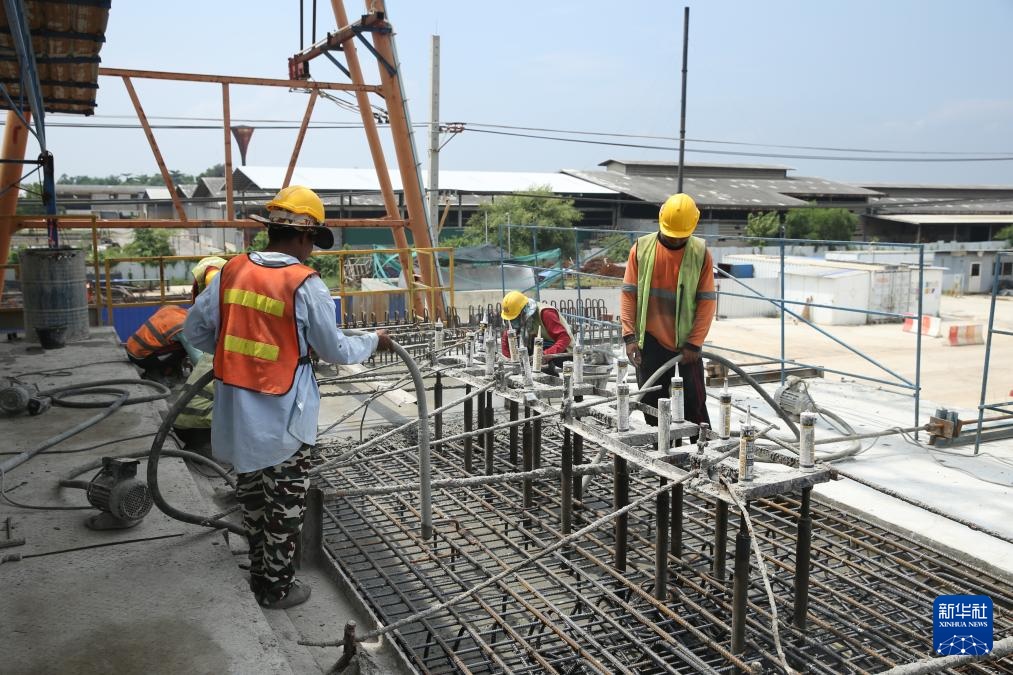 10月11日，工人在位于泰國大城府的中泰高鐵項(xiàng)目4-3標(biāo)段施工現(xiàn)場作業(yè)。新華社記者 孫瑋彤 攝