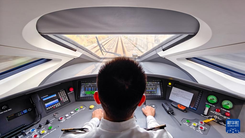 9月12日，司機(jī)駕駛高速動(dòng)車組列車行駛在雅萬高鐵上（手機(jī)照片）。新華社記者 徐欽 攝
