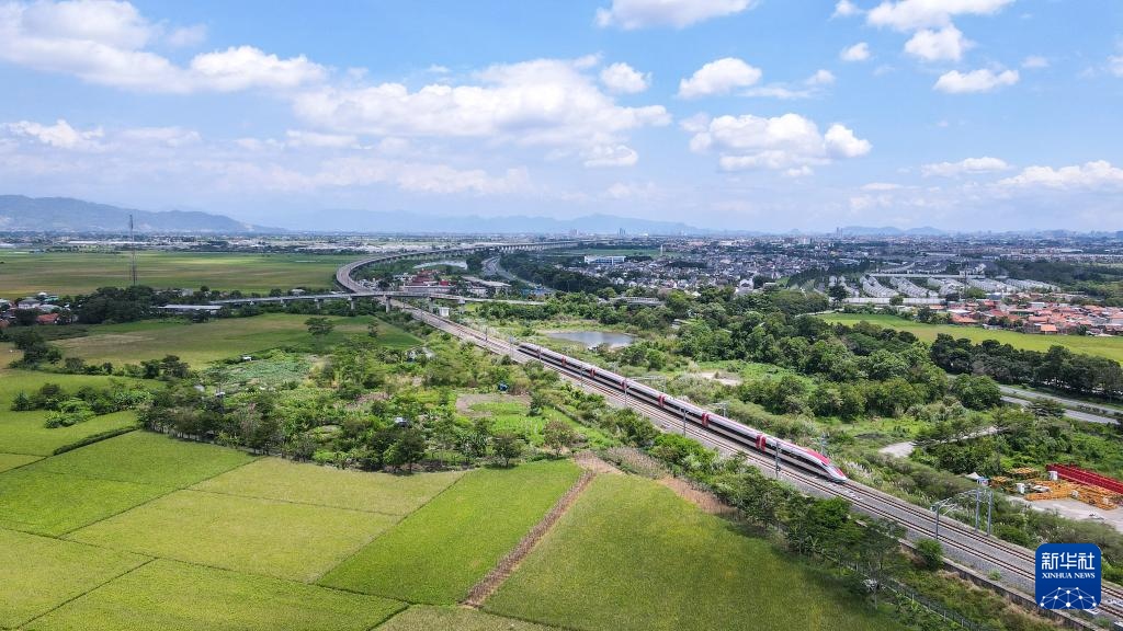 4月17日，在印度尼西亞萬隆，雅萬高鐵高速動(dòng)車組列車行駛在雅萬高鐵沿線（無人機(jī)照片）。新華社記者 徐欽 攝