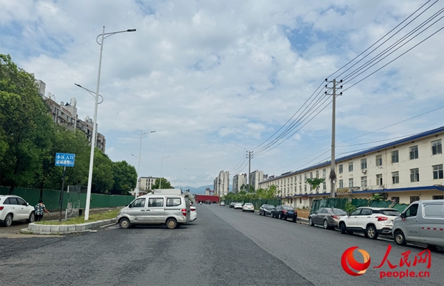 麗水佳園小區(qū)入口外及長富大道上停滿了車輛。人民網(wǎng)記者 邱燁攝
