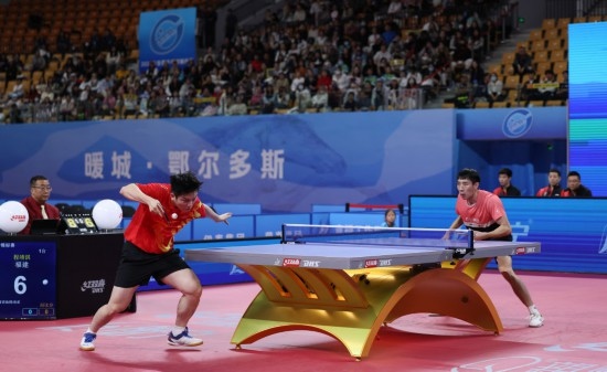 10月18日，上海隊選手樊振東（左）在單打比賽中發(fā)球。他3:2戰(zhàn)勝福建隊選手程靖淇。新華社記者 王楷焱 攝