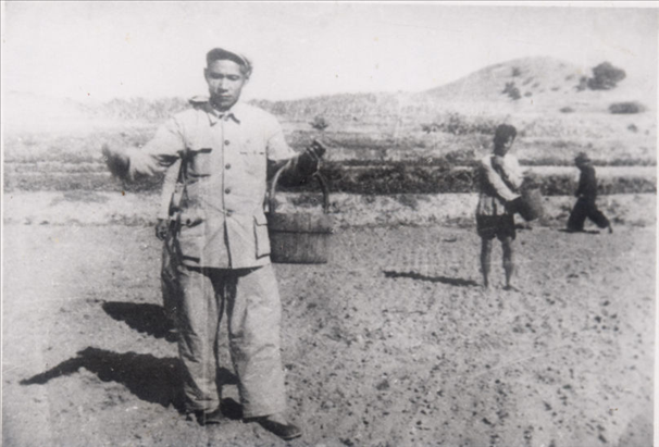 谷文昌（左）在田間與農(nóng)民一起勞動（資料照片）。