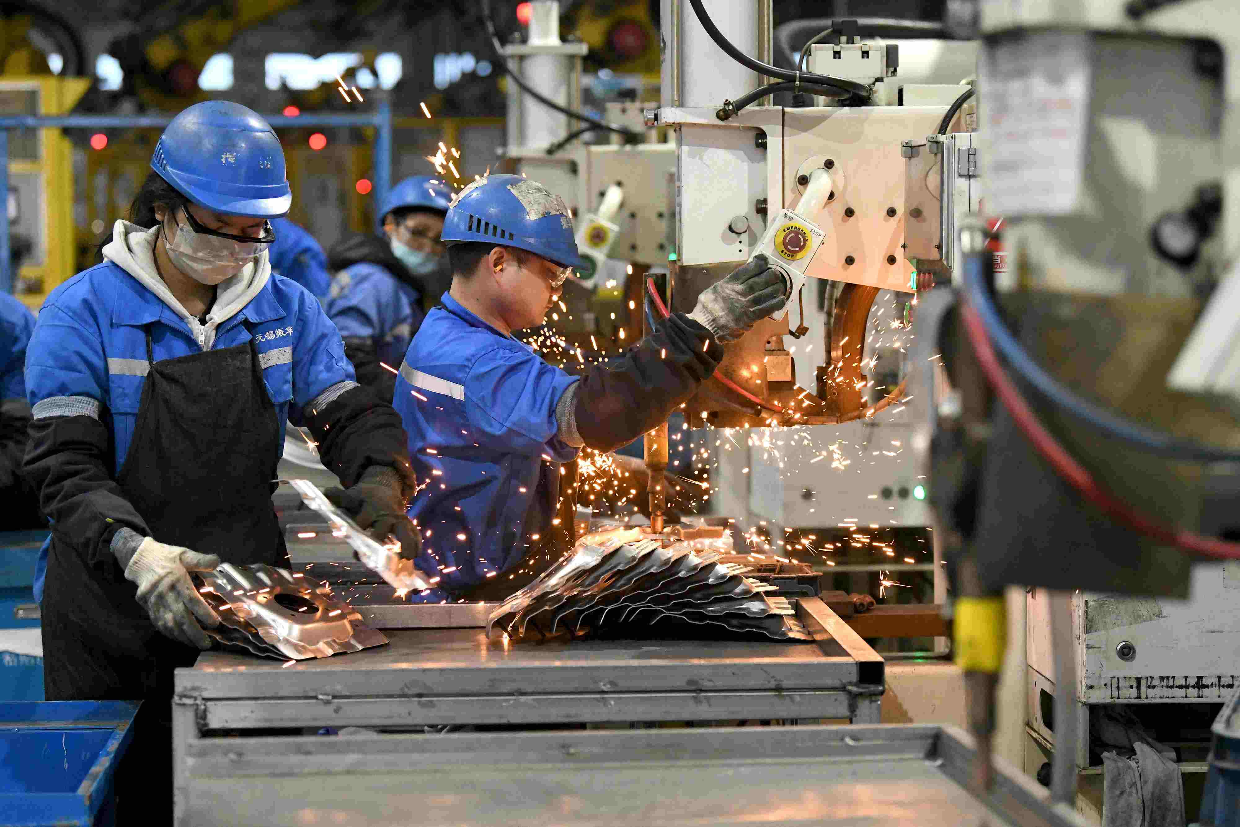 2023年2月7日，福建省寧德市蕉城區(qū)一家汽車零部件生產(chǎn)企業(yè)的生產(chǎn)線上一派繁忙景象。