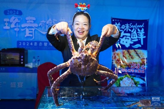 9月19日，在吉林省琿春市，商家在展示售賣的帝王蟹。新華社記者 許暢 攝