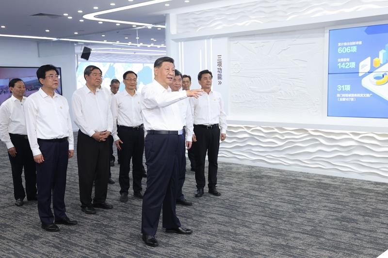 △2024年10月16日，習(xí)近平總書記在中國(guó)（福建）自由貿(mào)易試驗(yàn)區(qū)廈門片區(qū)參觀自由貿(mào)易試驗(yàn)區(qū)建設(shè)成果展。