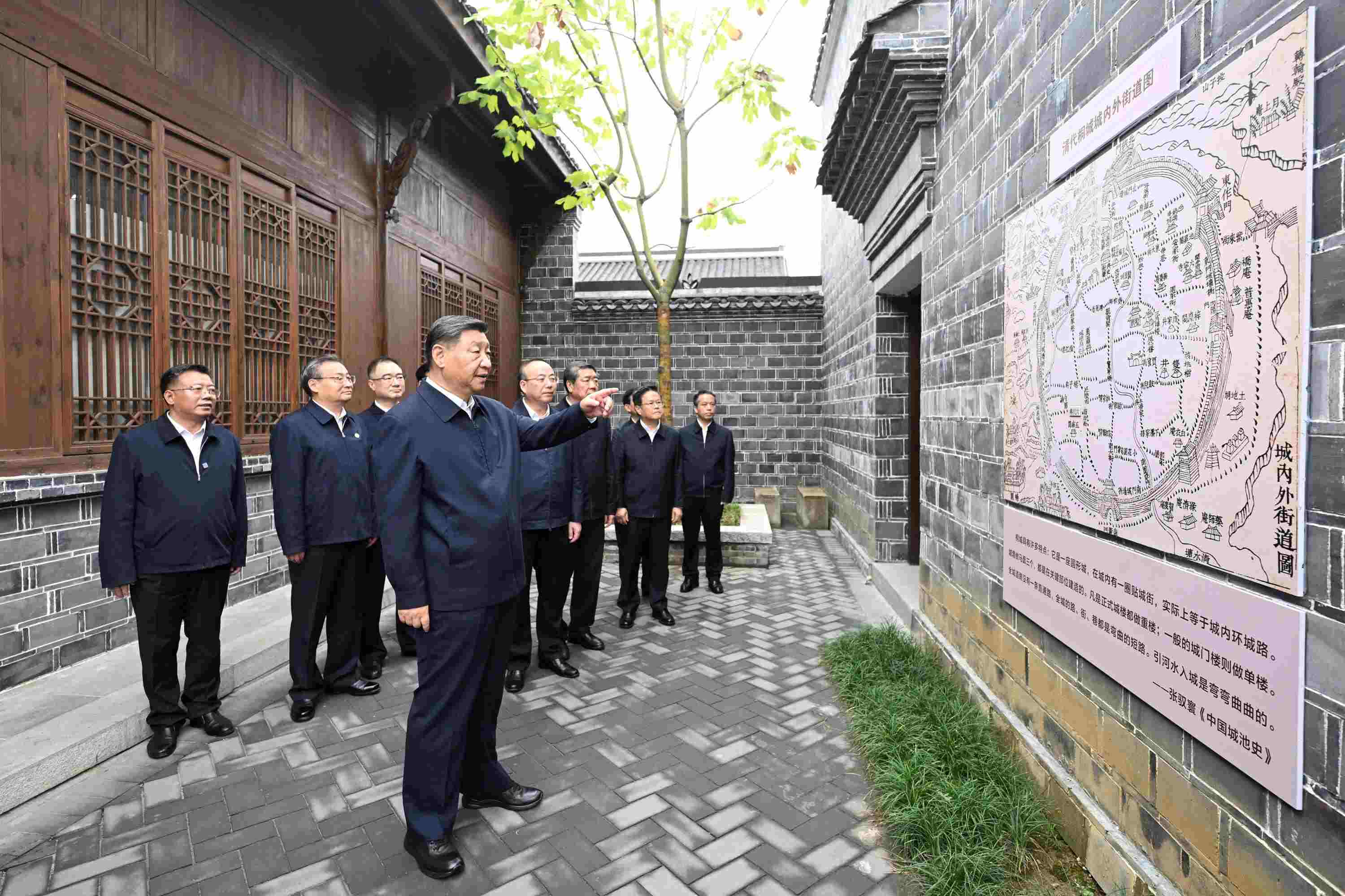 △2024年10月17日，習(xí)近平總書記在安徽省安慶桐城市六尺巷考察。