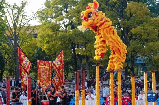 10月19日，云南魯木納龍獅藝術團隊員在南獅高樁自選套路項目中比賽，最終他們獲得該項目銅獎。