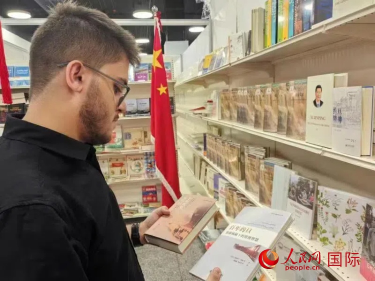 第二十三屆約旦安曼國際書展于10月10日至19日在約旦展覽中心舉行，約旦政府和民間各界人士在中國展臺翻閱圖書，熱烈交流互動，感受中華文化之美。人民網(wǎng)記者 李瀟攝