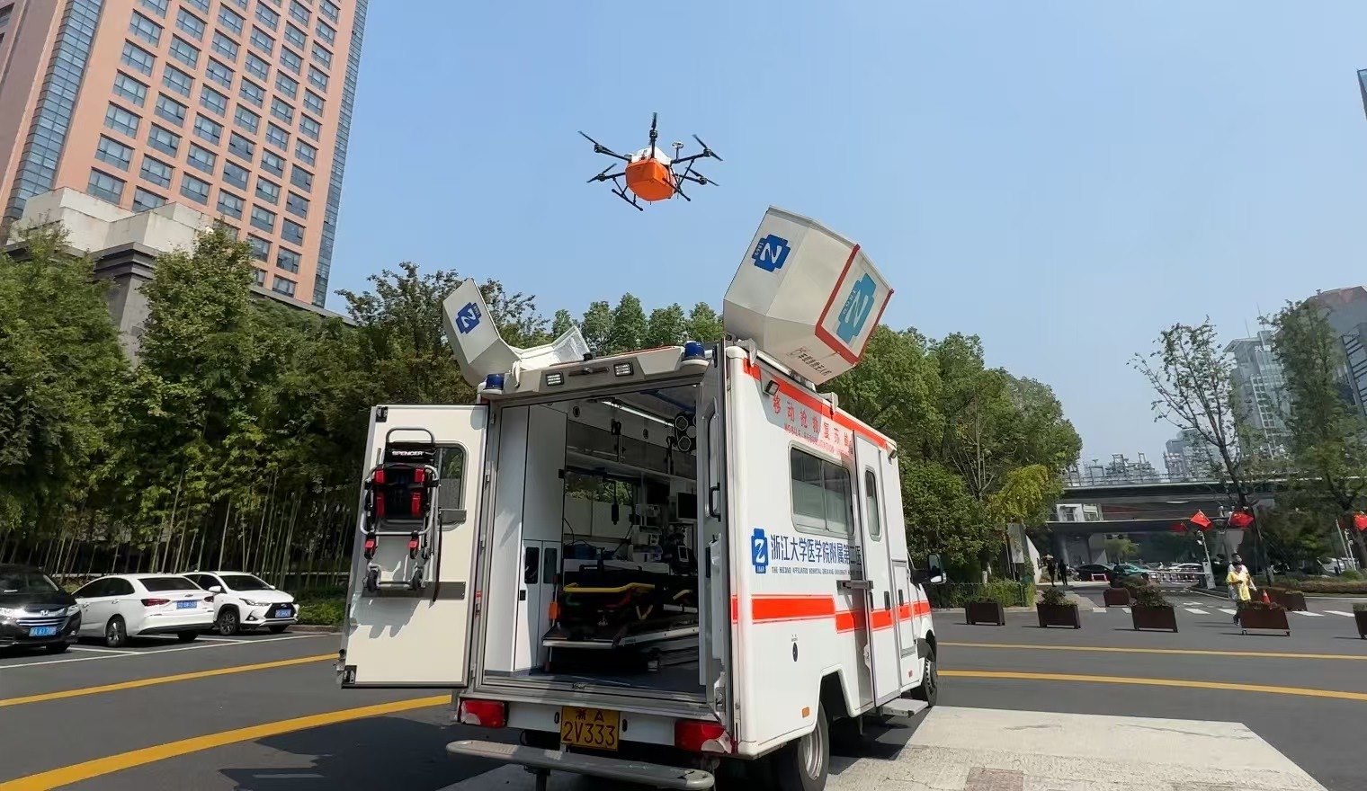 浙江大學(xué)醫(yī)學(xué)院附屬第二醫(yī)院5G急救車搭載的無人機正在起飛。人民網(wǎng)記者 申佳平攝