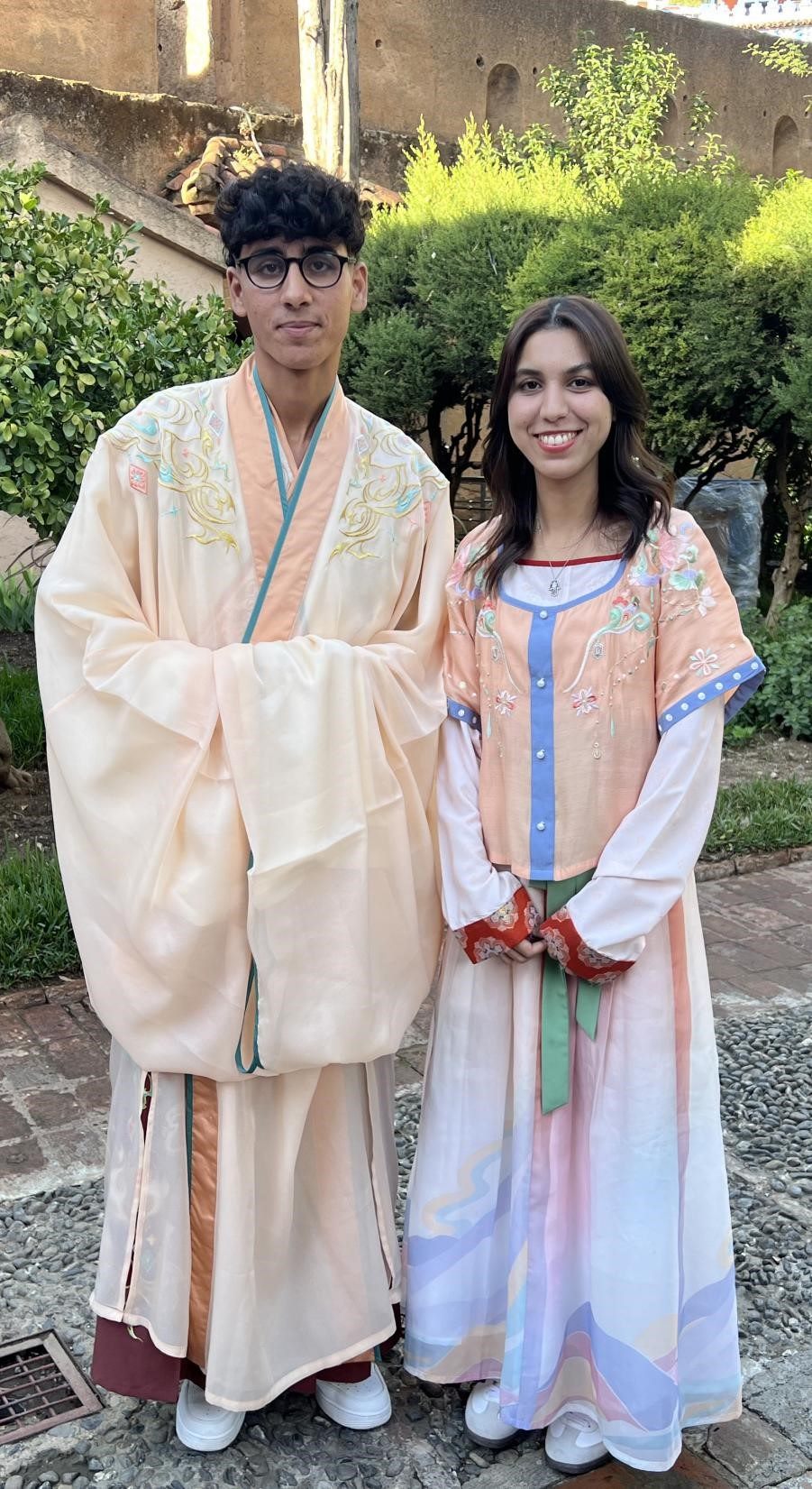 兩位青年試穿中國古代服裝。拉巴特中國文化中心供圖