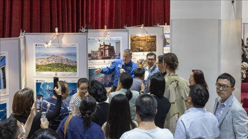 5月29日，“宇宙·金磚國(guó)家”圖片巡回展在北京舉辦，活動(dòng)現(xiàn)場(chǎng)吸引了眾多中國(guó)觀眾。北京俄羅斯文化中心供圖
