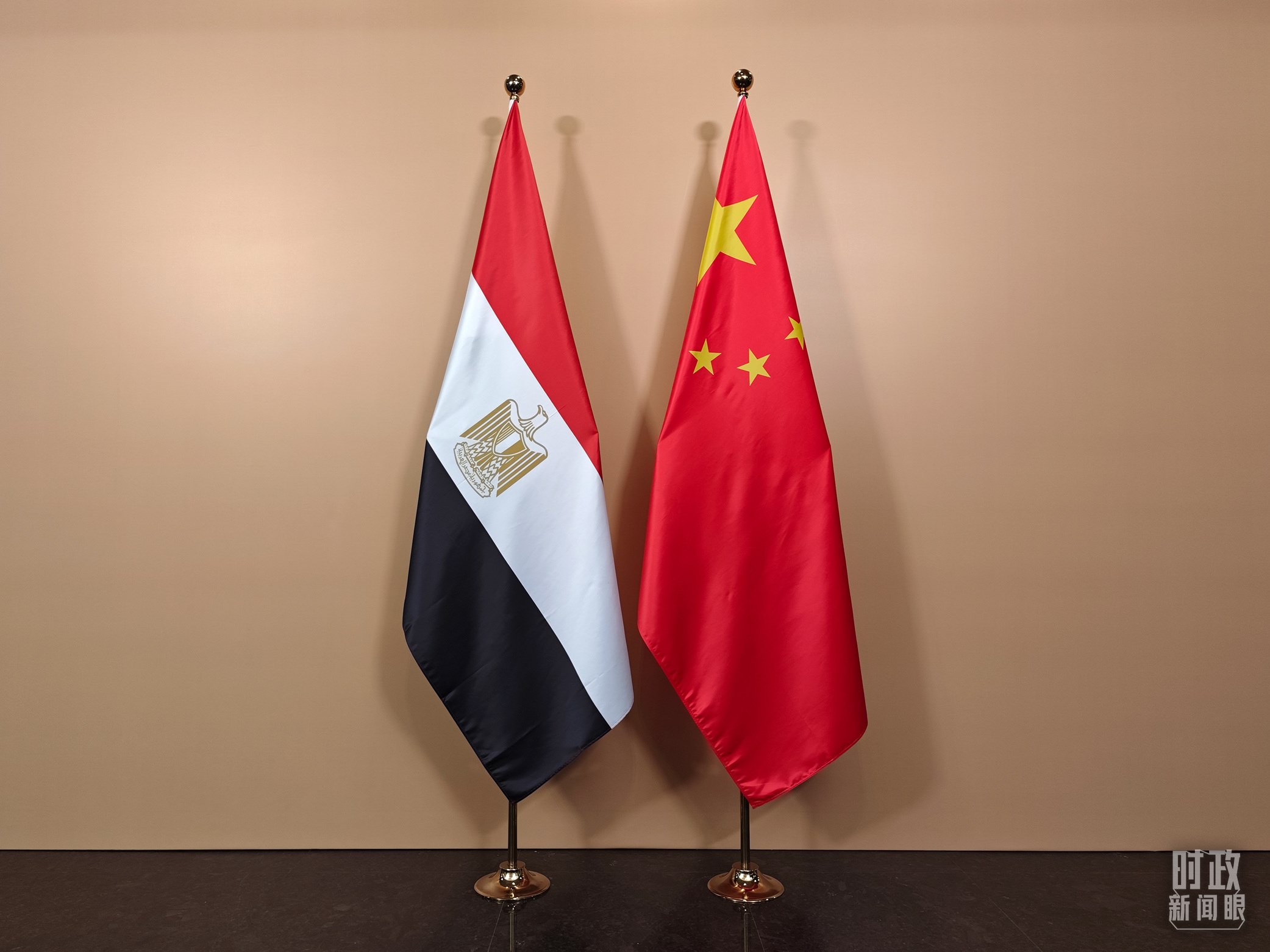 △ 會(huì)見廳外的中國(guó)埃及兩國(guó)國(guó)旗。（總臺(tái)央視記者彭漢明拍攝）