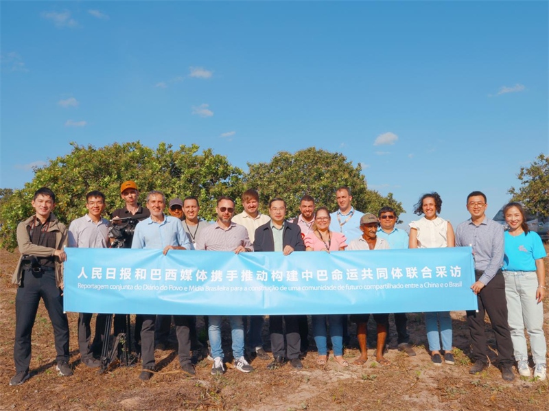 當(dāng)?shù)貢r間10月24日至25日，人民日報社攜手巴西主流媒體在巴西東北部北里奧格蘭德州開展聯(lián)合采訪，拉開了以“攜手推動構(gòu)建中巴命運(yùn)共同體”為主題的人民日報和巴西媒體聯(lián)合采訪序幕。圖為參加聯(lián)合采訪的中巴兩國記者與受益于中國企業(yè)扶貧項(xiàng)目的若昂卡馬拉市民眾合影。 人民日報和巴西媒體聯(lián)合采訪團(tuán)供圖
