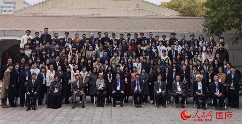 與會嘉賓合影留念。人民網(wǎng)記者 陳建軍攝