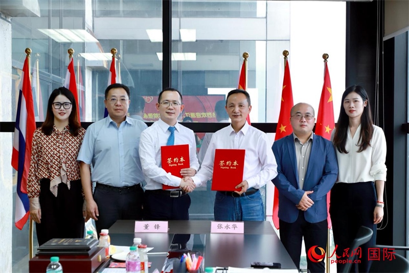 會(huì)談現(xiàn)場(chǎng)。左三為泰中僑商聯(lián)合會(huì)副主席董峰；右三為浙江大學(xué)光華法學(xué)院黨委書記張永華。人民網(wǎng)記者 簡(jiǎn)承淵攝