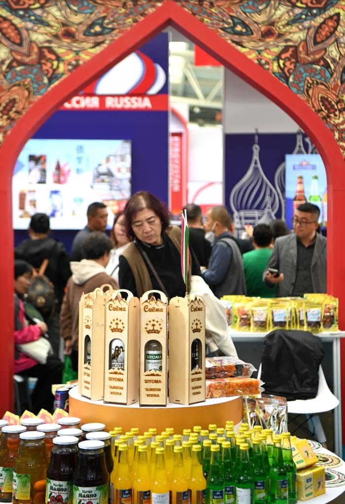 10月25日，觀眾在楊凌農(nóng)高會(huì)上合組織國(guó)家農(nóng)業(yè)展區(qū)了解農(nóng)產(chǎn)品。新華社記者 鄒競(jìng)一 攝