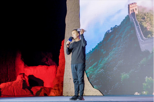 李剛在“何以中國·五星出東方”網(wǎng)絡(luò)主題宣傳活動現(xiàn)場演講。人民視頻供圖