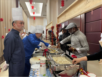 乍得友人品嘗中國(guó)美食煎餅。主辦方供圖