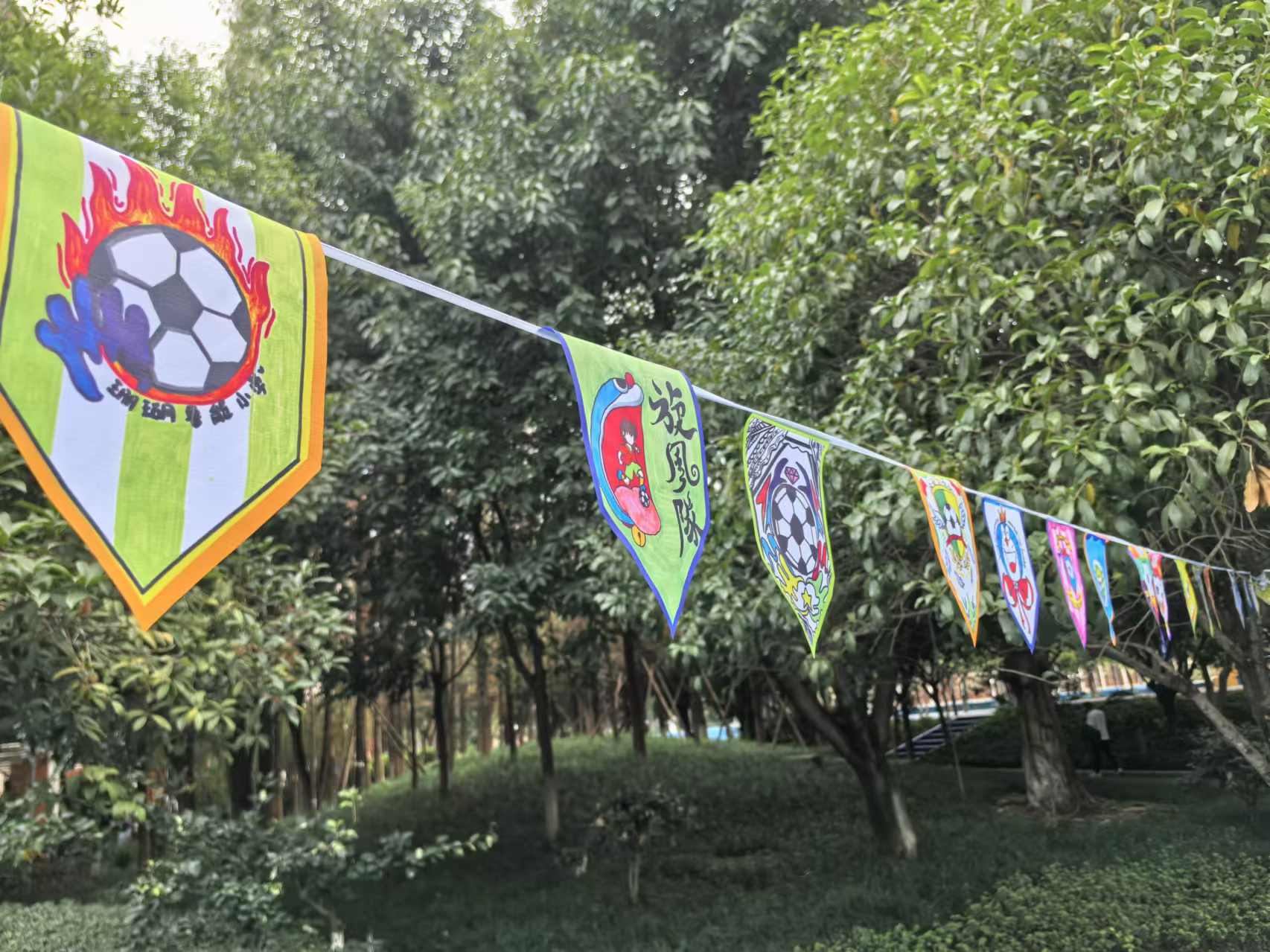 珊瑚魯能小學學生們手繪的“班超”隊徽。 人民網(wǎng)記者 楊磊攝