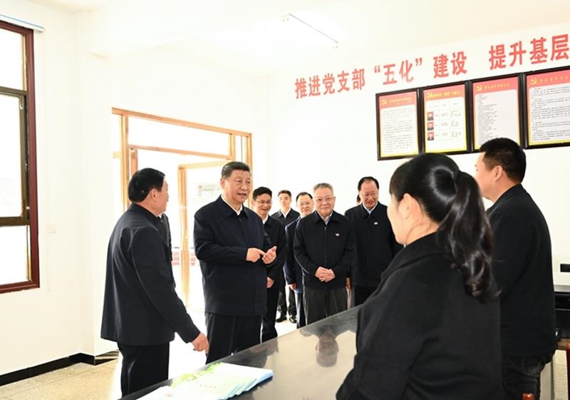 △2024年3月19日，習近平總書記在湖南省常德市鼎城區(qū)謝家鋪鎮(zhèn)港中坪村黨群服務(wù)中心了解當?shù)貫榛鶎訙p負、提升基層治理效能等情況。