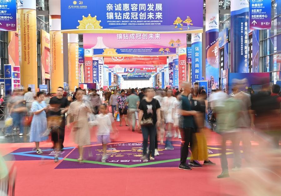 2024年9月28日，觀眾在廣西南寧市舉行的第21屆中國—東盟博覽會上參觀。新華社記者 周華 攝