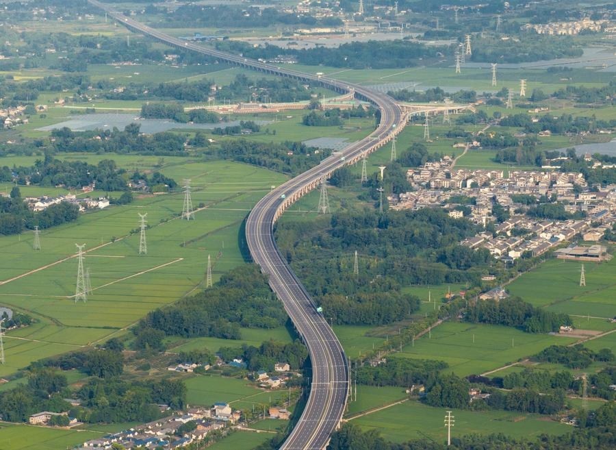 俯瞰四川天府新區(qū)至邛崍高速公路一角（2024年7月2日攝，無人機(jī)照片）。新華社記者 江宏景 攝