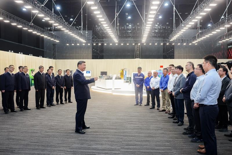 △2024年10月17日，習近平總書記在安徽合肥濱湖科學城考察時，同現(xiàn)場科研人員和企業(yè)負責人親切交流。