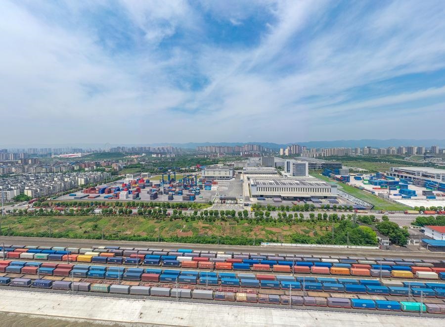 這是2024年5月5日在重慶國際物流樞紐園區(qū)拍攝的興隆場編組站和陸海新通道重慶無水港（無人機(jī)照片）。 新華社記者 黃偉 攝