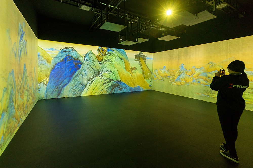 2019年1月29日，上海，市民在“千里江山圖科技藝術(shù)展”上參觀北宋名畫《千里江山圖》的AR全景展示并打卡拍照。