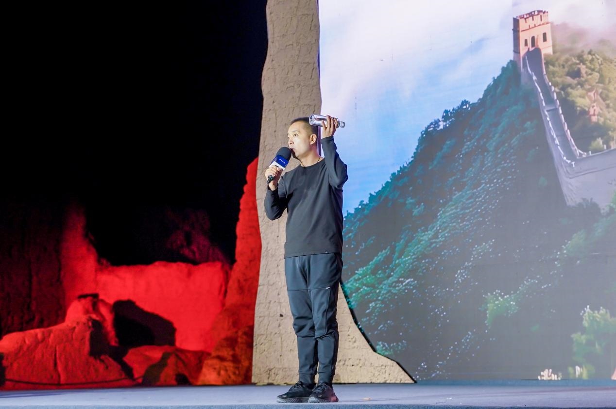 李剛在“何以中國·五星出東方”網(wǎng)絡主題宣傳活動現(xiàn)場演講。人民視頻供圖