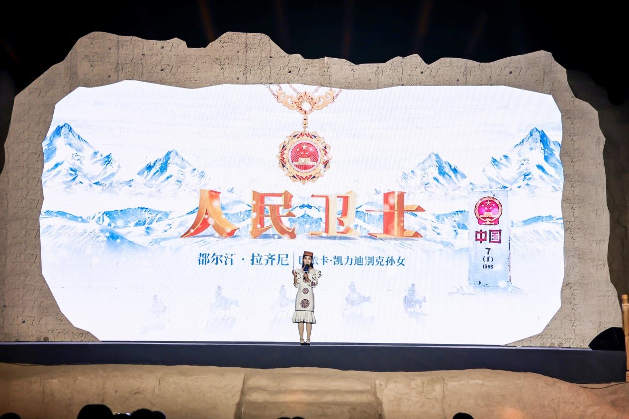 都爾汗·拉齊尼在“何以中國·五星出東方”網(wǎng)絡主題宣傳活動現(xiàn)場演講。人民視頻供圖