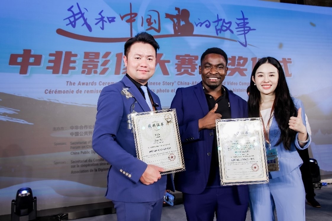 王曉樂（中）與其他嘉賓合影。主辦方供圖