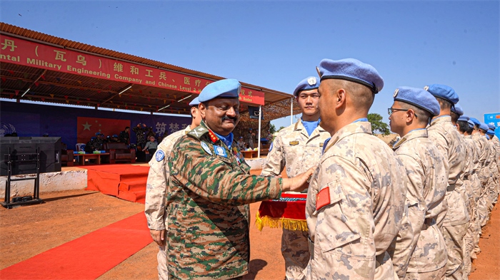 聯(lián)南蘇團(tuán)部隊(duì)司令莫漢中將為維和官兵授勛。秦貴君攝