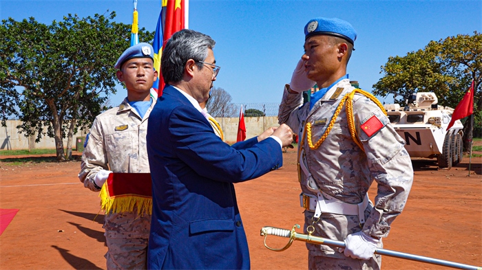 中國駐南蘇丹大使馬強(qiáng)為維和官兵授勛。謝坤攝
