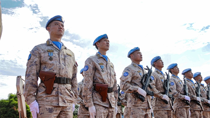 維和官兵整齊列隊(duì)。鄧原淘攝