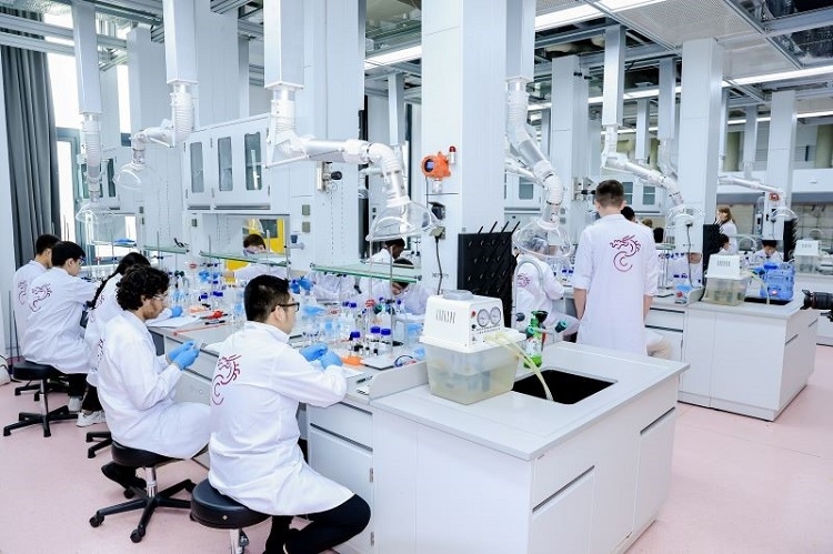 中外學生同堂做實驗。深北莫供圖