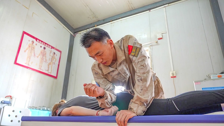 體驗(yàn)中醫(yī)推拿。王軍杰攝
