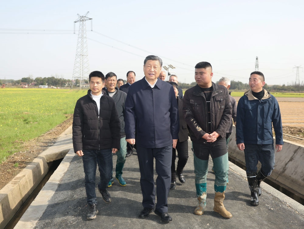 2024年3月19日，習近平在湖南省常德市鼎城區(qū)謝家鋪鎮(zhèn)港中坪村，同種糧大戶、農(nóng)技人員、基層干部親切交流。習近平強調(diào)：“要建設(shè)好高標準農(nóng)田，推行適度規(guī)模經(jīng)營，加強政策支持和示范引領(lǐng)，加大良種、良機、良法推廣力度，在精耕細作上下功夫，進一步把糧食單產(chǎn)和品質(zhì)提上去，讓種糧也能夠致富，進而吸引更多農(nóng)戶參與發(fā)展現(xiàn)代化大農(nóng)業(yè)，真正把中國特色農(nóng)業(yè)現(xiàn)代化之路走穩(wěn)走扎實?！? width=