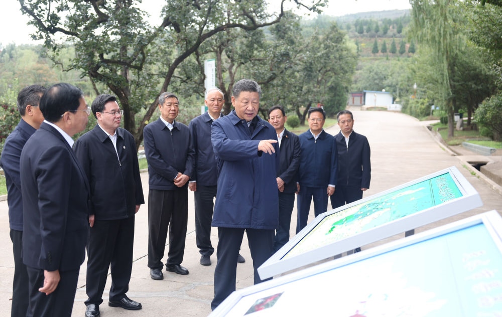 2024年9月11日，習近平在甘肅省天水市麥積區(qū)南山花牛蘋果基地考察時，聽取引洮供水工程情況匯報。當?shù)弥?00萬群眾從此告別苦咸水后，總書記十分高興。他要求加強維護和管理，讓這項工程在沿線群眾生產(chǎn)生活中發(fā)揮更大效用。