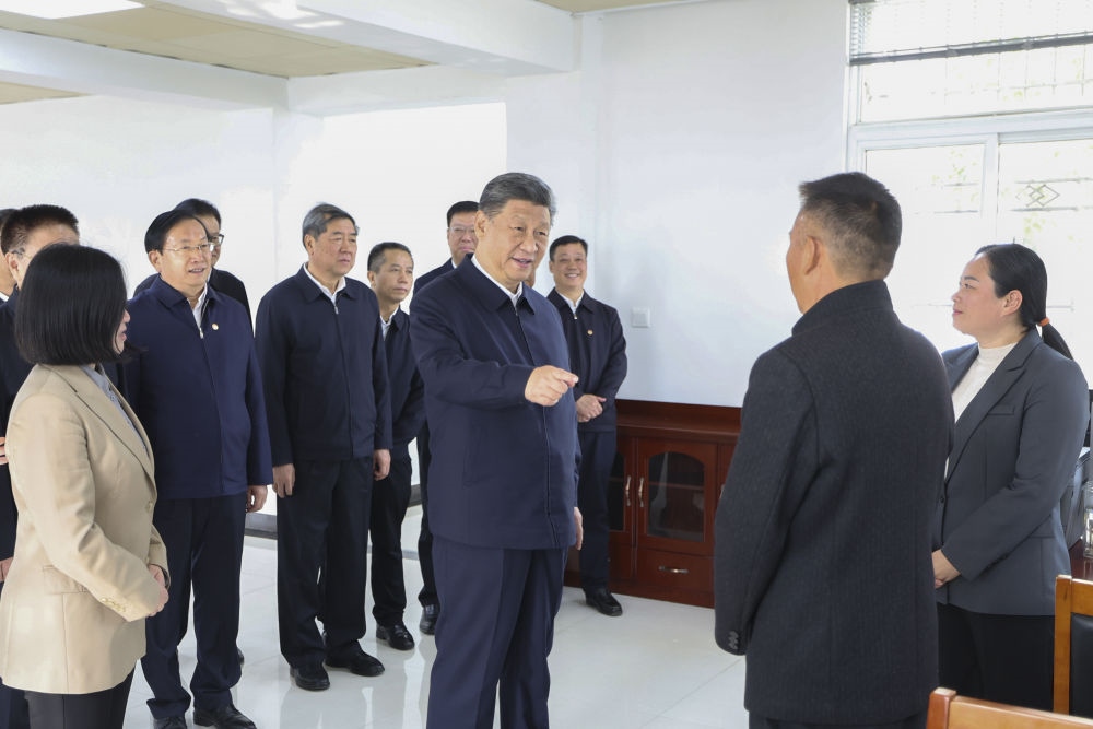2024年11月5日，習近平在湖北省咸寧市嘉魚縣潘家灣鎮(zhèn)四邑村黨群服務(wù)中心考察。習近平指出：“要持續(xù)為基層減負，讓基層干部能夠用更多時間和精力來服務(wù)群眾?！? width=