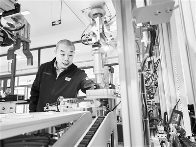 郭海青在檢查車床加工設(shè)備。 受訪者供圖