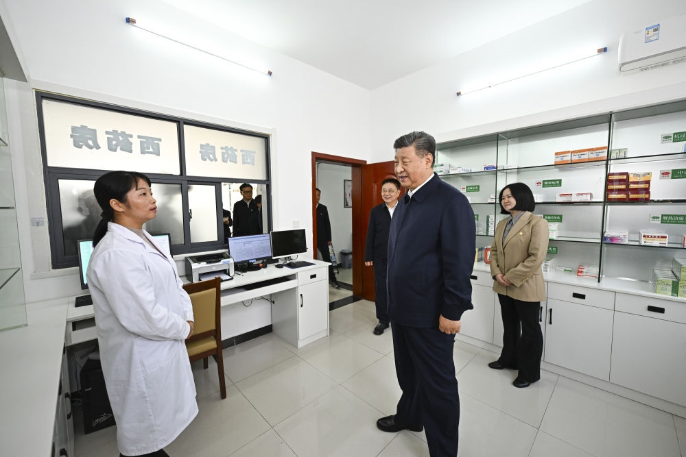 2024年11月5日，習近平在湖北省咸寧市嘉魚縣潘家灣鎮(zhèn)四邑村衛(wèi)生室考察。習近平指出：“要進一步加強黨建引領(lǐng)，抓住‘一老一小’這個重點，更加精準有效地為群眾排憂解難?！? width=