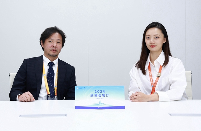 豐田汽車（中國(guó)）投資有限公司副總經(jīng)理劉鵬做客“2024進(jìn)博會(huì)客廳”欄目。人民網(wǎng) 歐陽(yáng)易佳攝