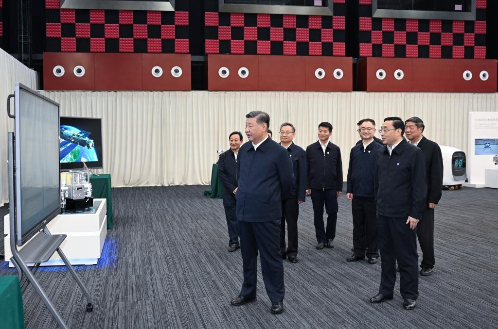 2024年10月17日，習(xí)近平總書記在合肥濱湖科學(xué)城察看安徽省重大科技創(chuàng)新成果集中展示。新華社記者 謝環(huán)馳 攝