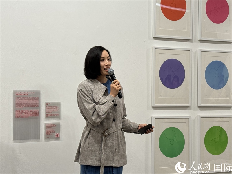 11月8日，今日美術(shù)館館長張然在“瑞士經(jīng)典設(shè)計展”開幕式上發(fā)表致辭。（人民網(wǎng) 謝瑩攝）