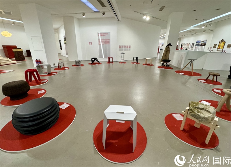 11月8日，瑞士經(jīng)典設(shè)計展現(xiàn)場。（人民網(wǎng) 謝瑩攝）