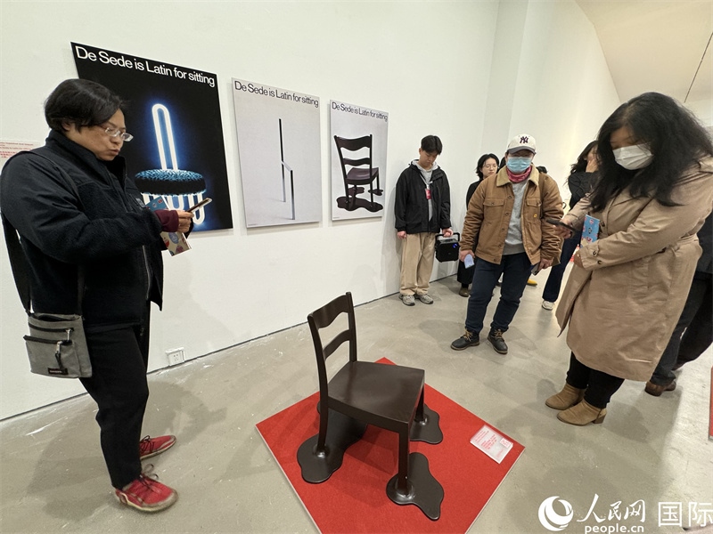 11月8日，觀眾在“瑞士經(jīng)典設(shè)計展”作品前駐足欣賞。（人民網(wǎng) 謝瑩攝） 