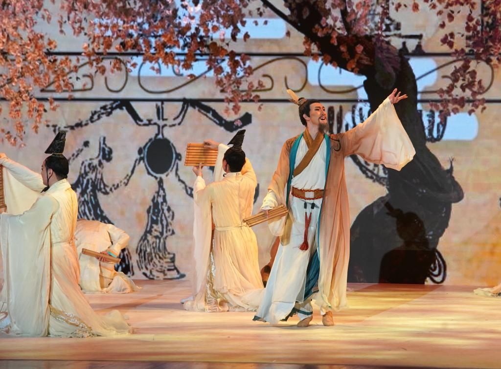 11月6日，演職人員在表演民族舞劇《孔子》片段。新華社記者 張晨霖 攝